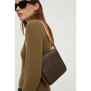 Beautiful Fashion Shoulder Crossbody Bag With LV Logo Mint Condition 11x10
